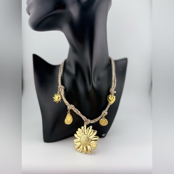 Boho Rope Chain Daisy Charm Necklace – Artistic, Light, and Beautifully Unique - Picture 8 of 15